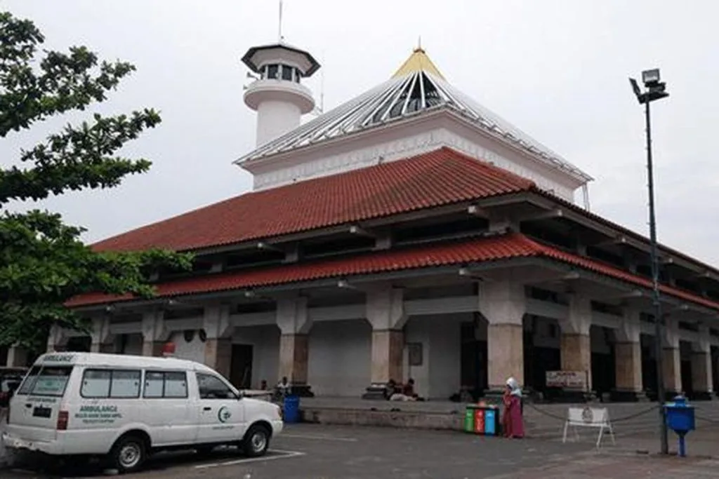 Suasana ziarah makam wali di Jawa Timur bersama Cakra Birawa Tour