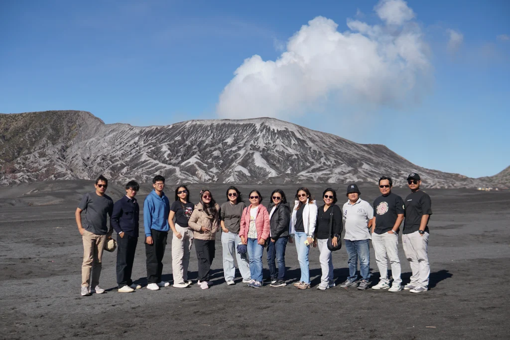 Kawah Gunung Bromo Dari Kejauhan