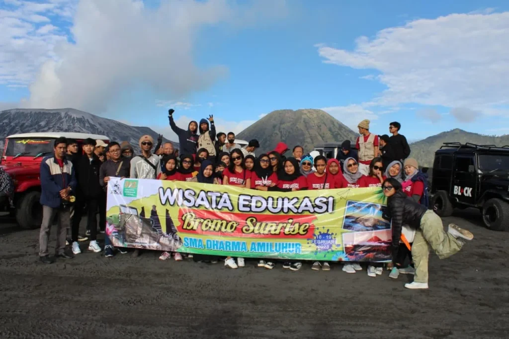 Rombongan peserta tour Malang Batu bersama Cakra Birawa