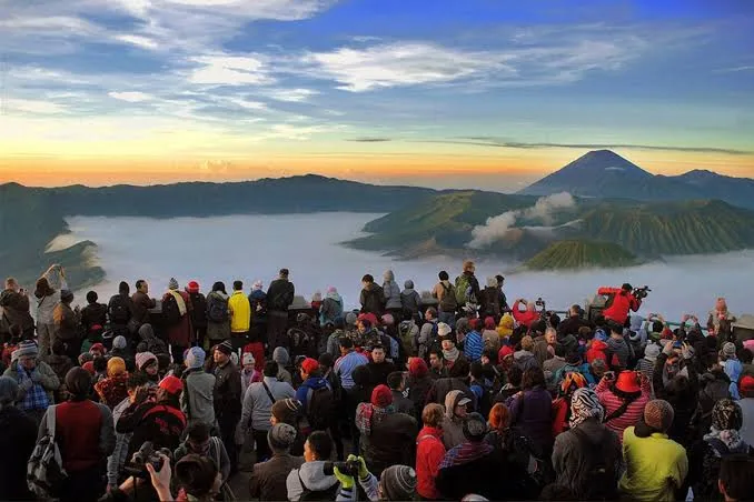 Pemandangan sunrise indah dari spot penanjakan 1 Bromo