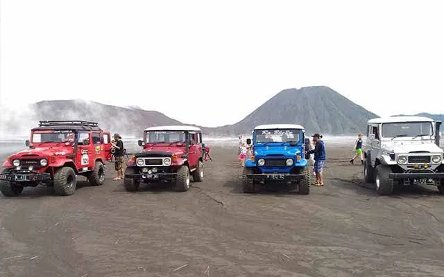 Jip wisata Cakra Birawa Tour membawa wisatawan melintasi lautan pasir menuju kawah Bromo.