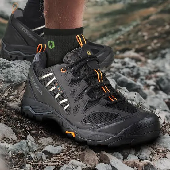 Sepatu gunung untuk perlengkapan ke Bromo