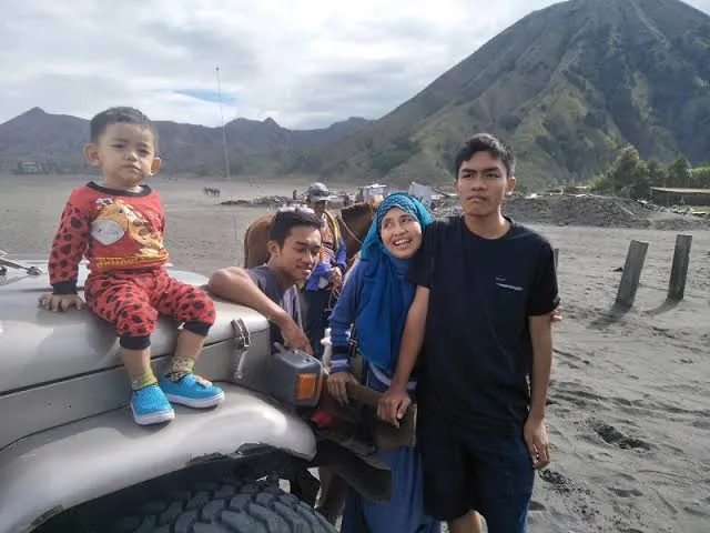 Membawa anak-anak ke Bromo lebih seru dengan petualangan naik Jeep di lautan pasir.