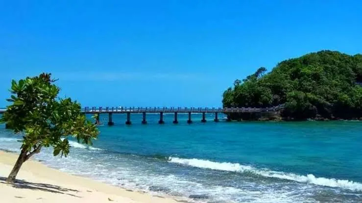 Hamparan pasir putih dan batu karang besar di Pantai Kondang Merak, Malang Selatan