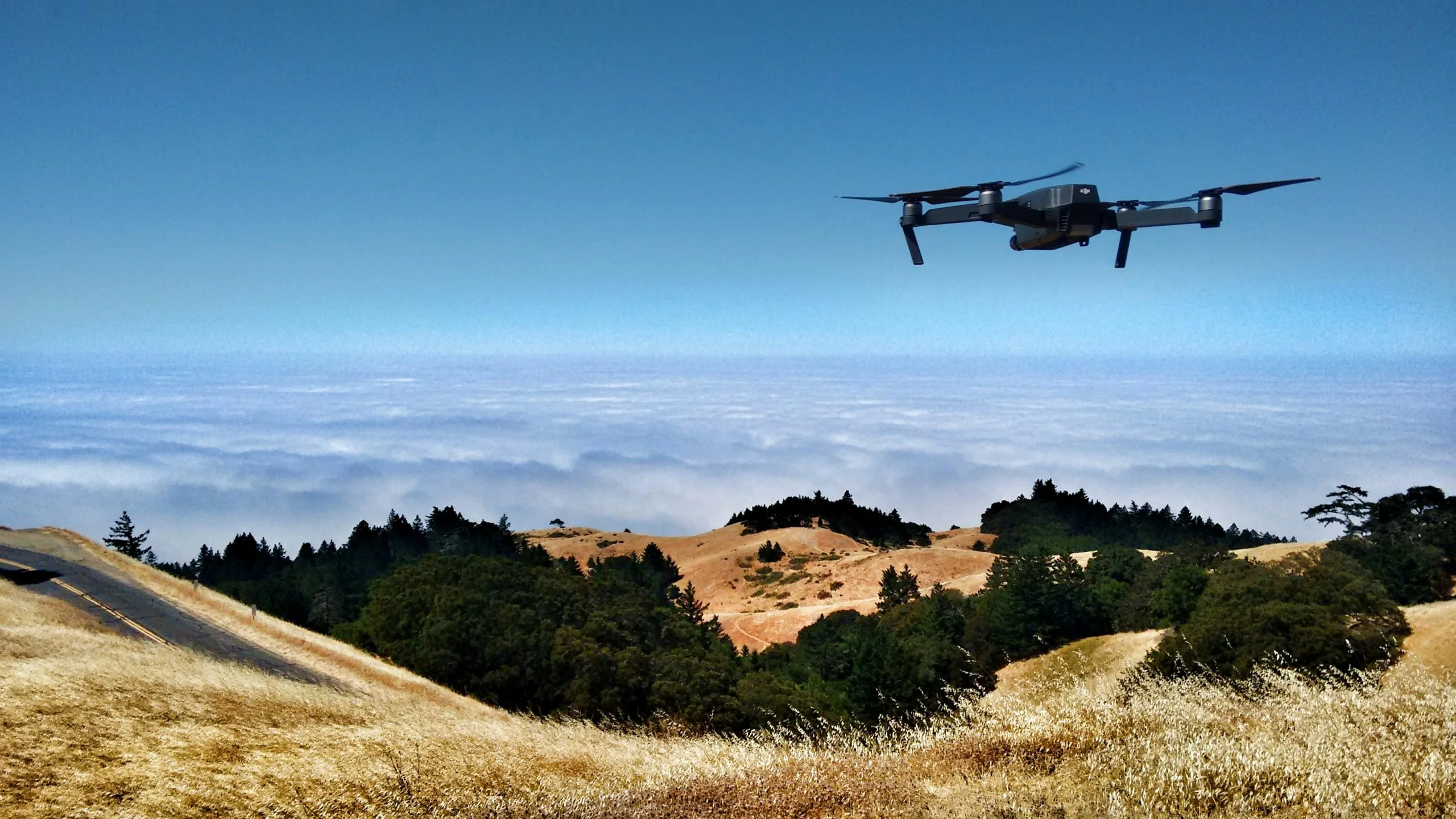 Ilustrasi drone terbang di atas Bromo dengan mematuhi aturan drone bromo