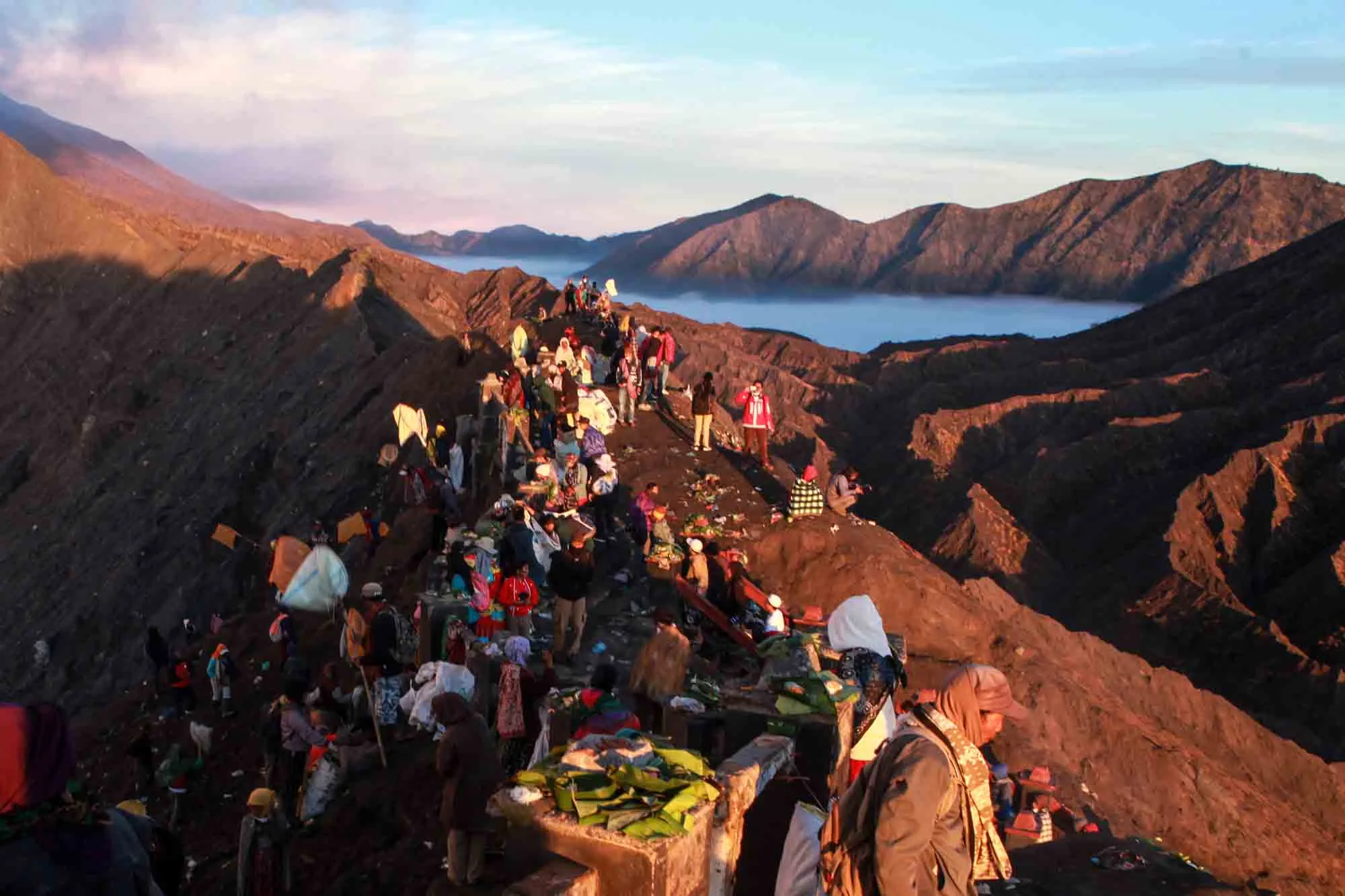 Suasana ramai di bibir kawah Gunung Bromo saat puncak Upacara Kasada.