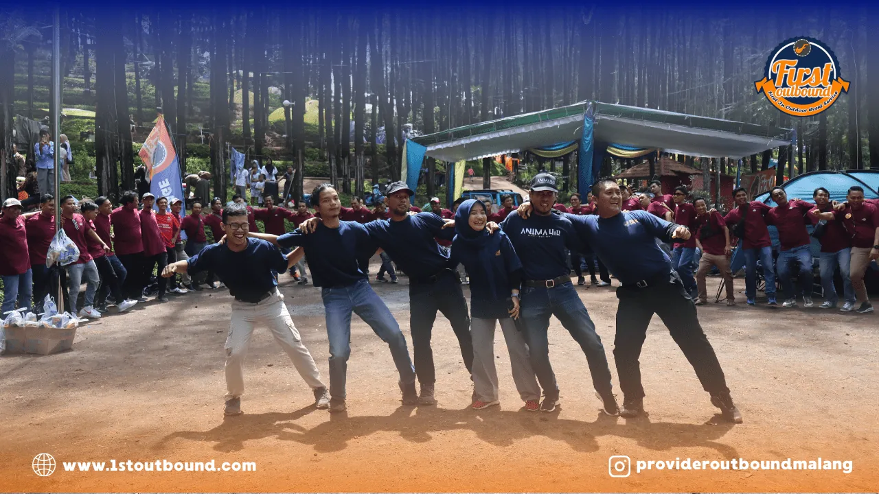 Simulasi kerja sama tim dalam paket outbound Trawas