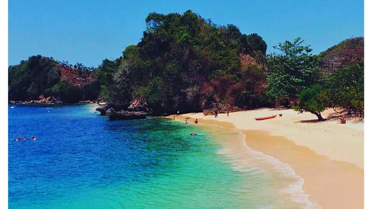 Pantai Malang Selatan dengan air jernih