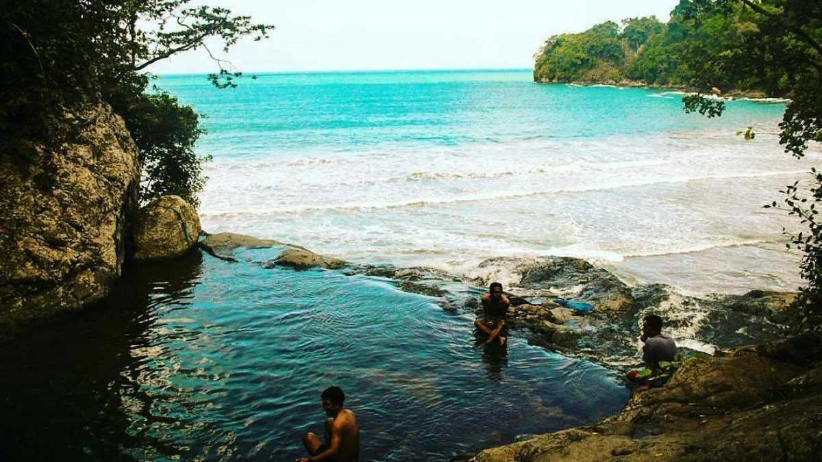 Perjalanan menuju pantai tersembunyi Malang