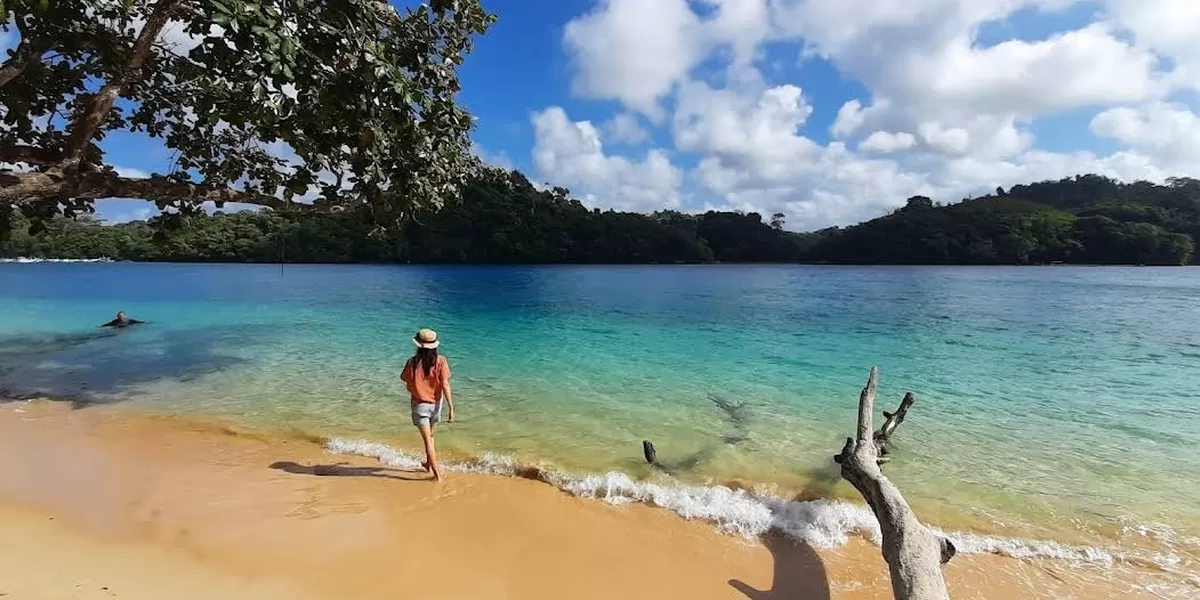 Pantai tersembunyi Malang dengan pasir putih dan karang alami