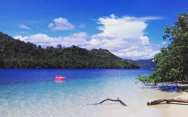 Pantai Waru-Waru Malang Selatan dengan panorama eksotis