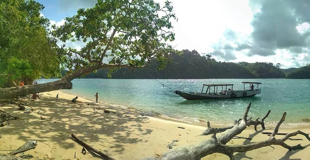 Keindahan Pantai Waru-Waru Malang Selatan saat senja