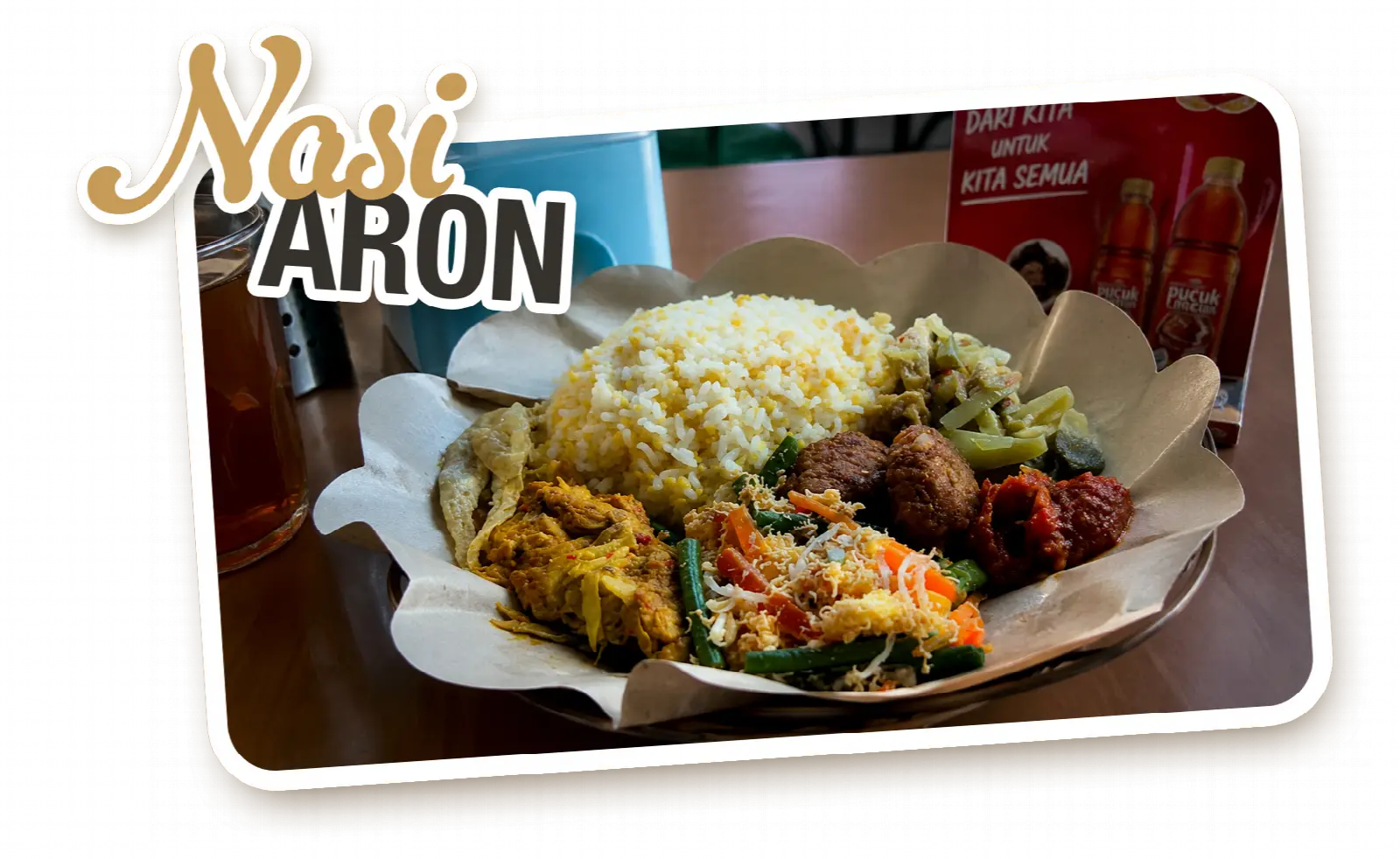 Nasi aron, nasi jagung khas suku Tengger, disajikan dengan ayam bumbu kuning, urap sayur, perkedel, dan sambal