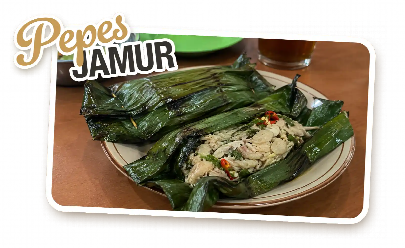 Pepes jamur khas Tengger dalam bungkus daun pisang, satu bungkus dibuka memperlihatkan irisan jamur dan cabai merah